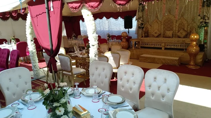 Grande table dressée dans une salle de réception