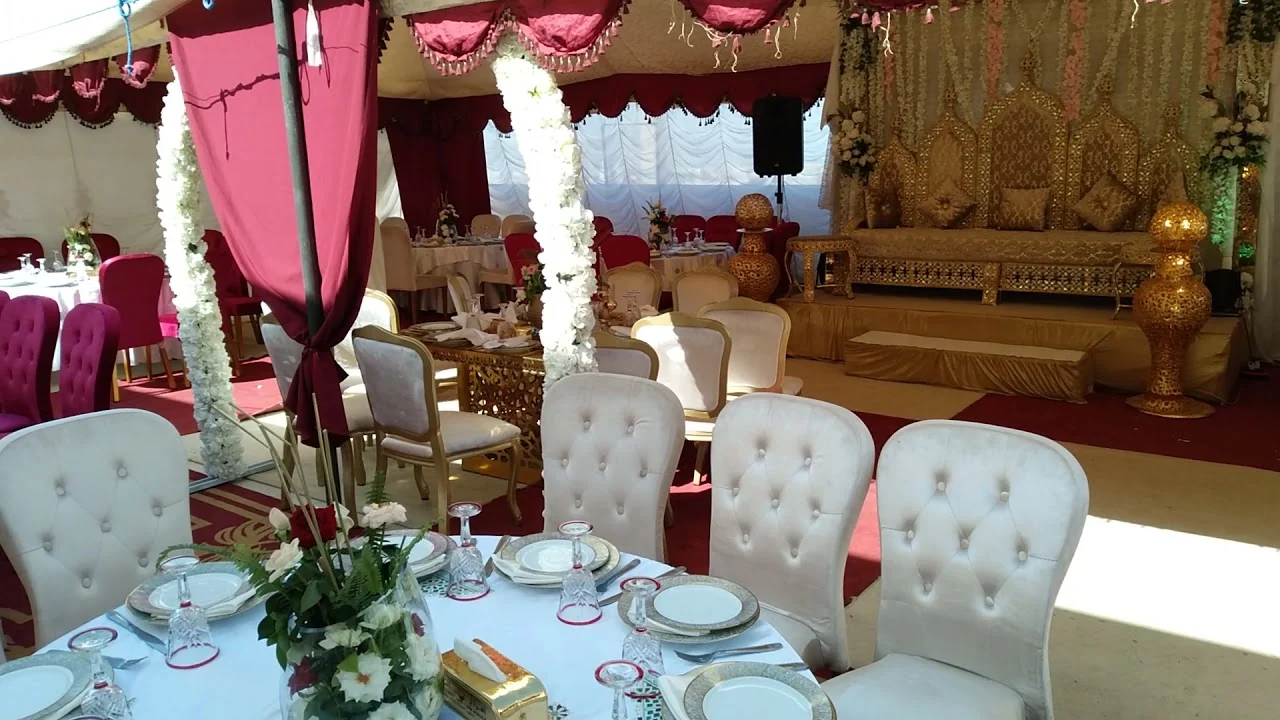 Grande table dressée dans une salle de réception