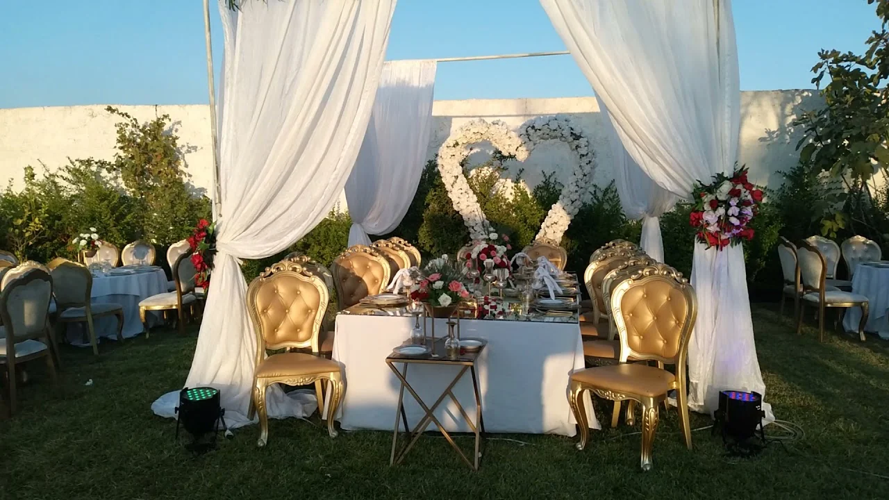Réception de mariage en extérieur avec arche florale