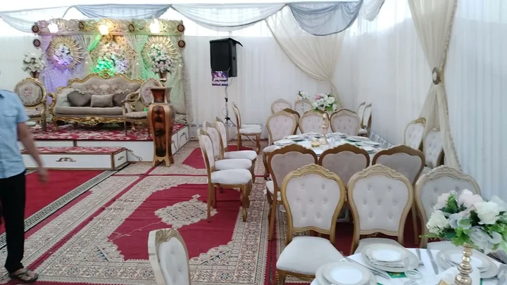 Salle de réception avec tables et assises ivoire