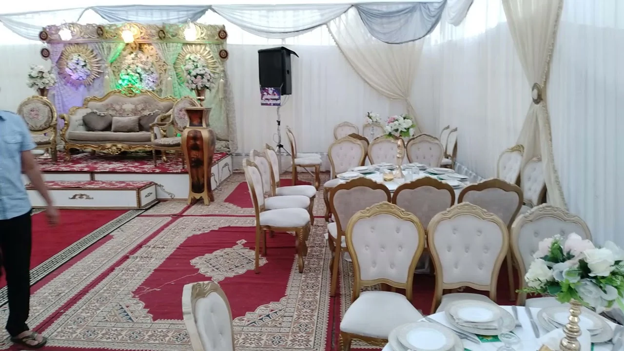 Salle de réception avec tables et assises ivoire