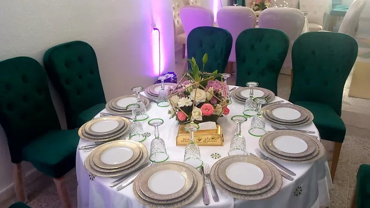 Table ronde dressée avec fauteuils verts