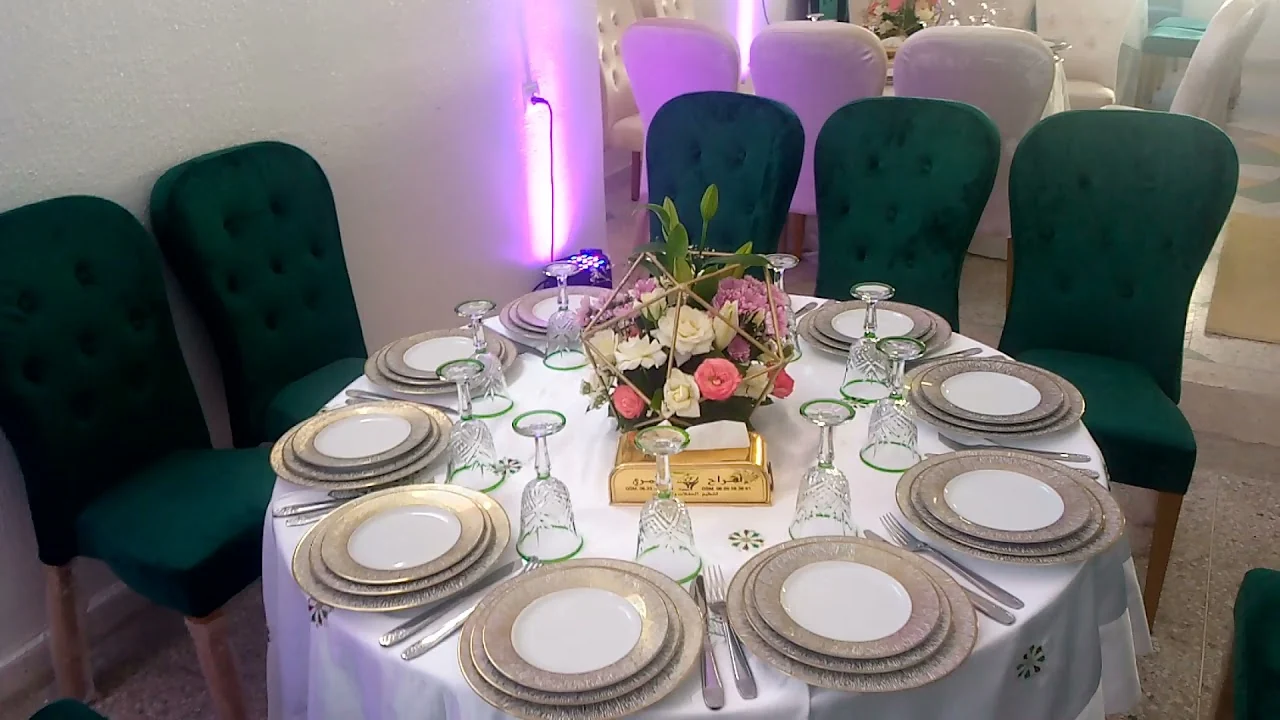 Table ronde dressée avec fauteuils verts